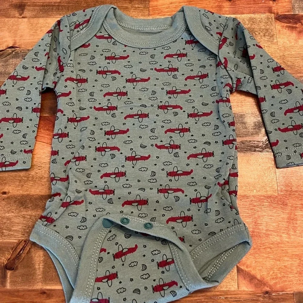 NWT Newborn long sleeve onesie set, green with red airplanes. Onesie, hat, bib